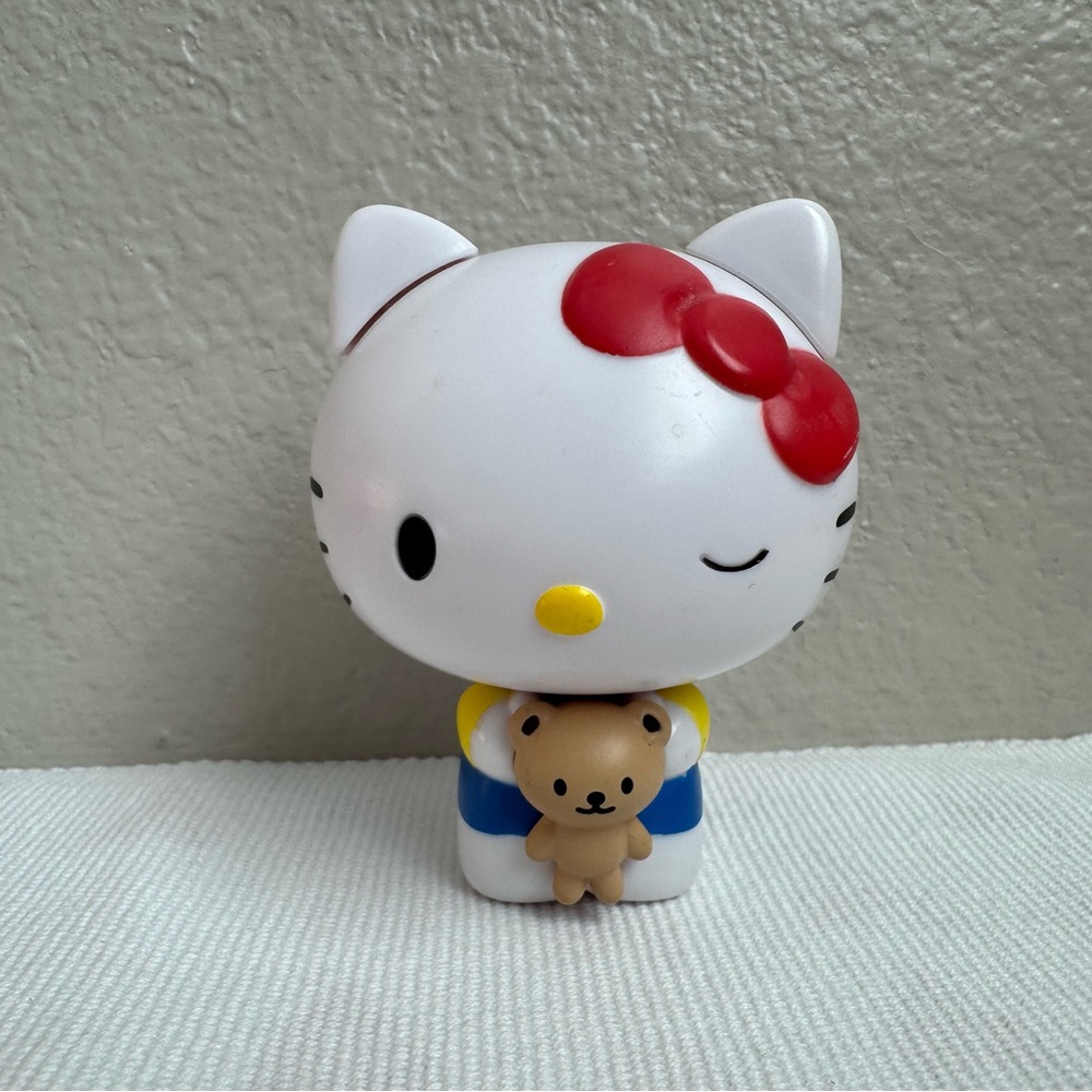 Hello Kitty & Bear Vending Machine Capsule Figure